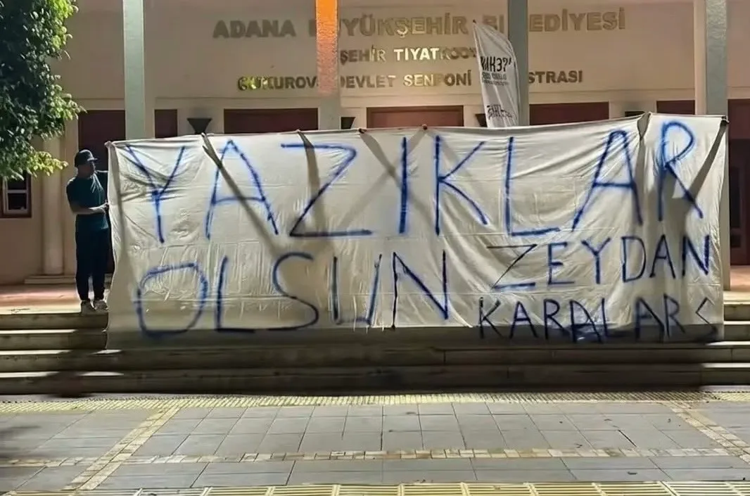 Taraftarlardan Zeydan Karalar’a Pankartlı Tepki